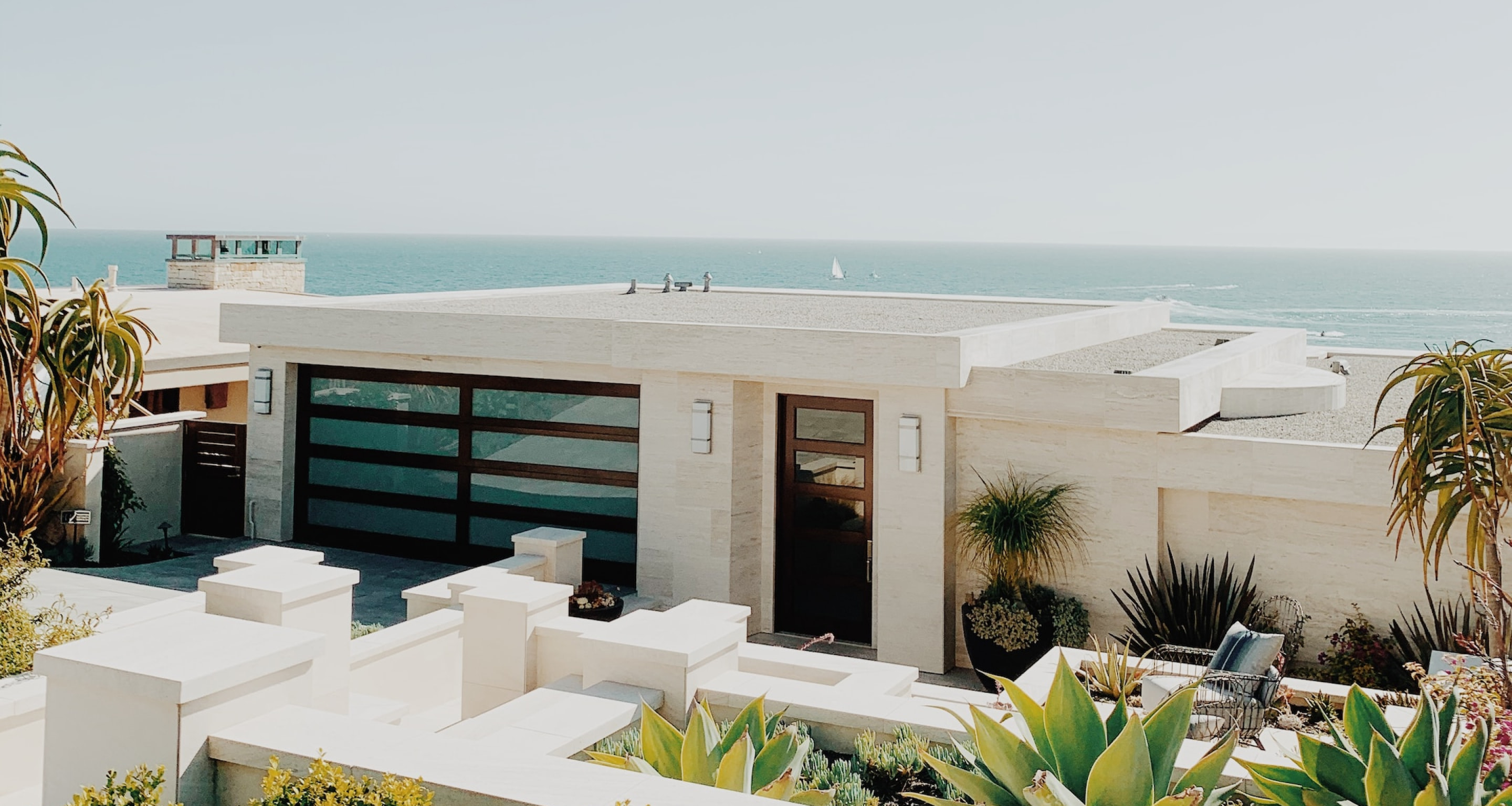 海辺の白い邸宅